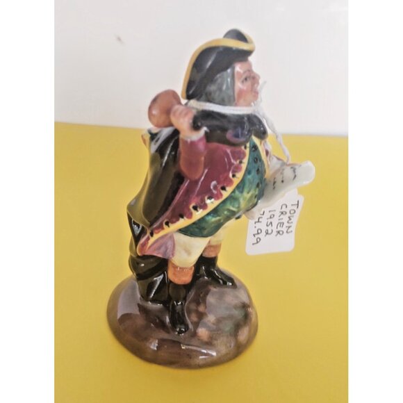 Rare & Vintage Royal Doulton Figurine "Town Crier" HN3261 1952 4" tall - Picture 2 of 13